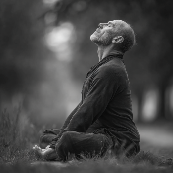 Літня жінка практикує йогу